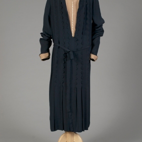 American, ca. 1920-1929. Navy blue crepe dress with tan insets. Double Elizabethan collar.